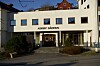 Askøy rådhus sett fra gaten med hovedinngang og trapper foran.