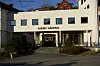 Askøy rådhus sett fra gaten med hovedinngang og trapper foran.